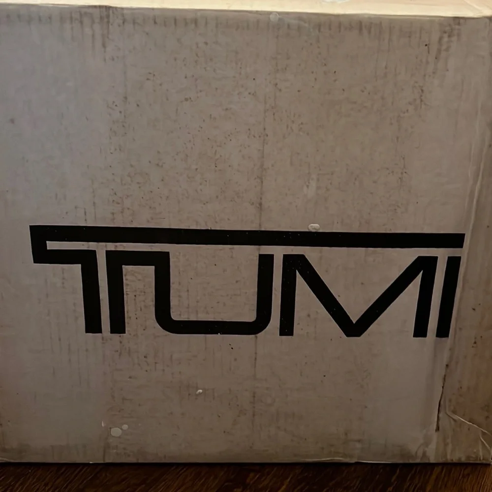 NWT 🎉 HP 🎉mint condition vintage TUMI expandable overnighter black leather bag